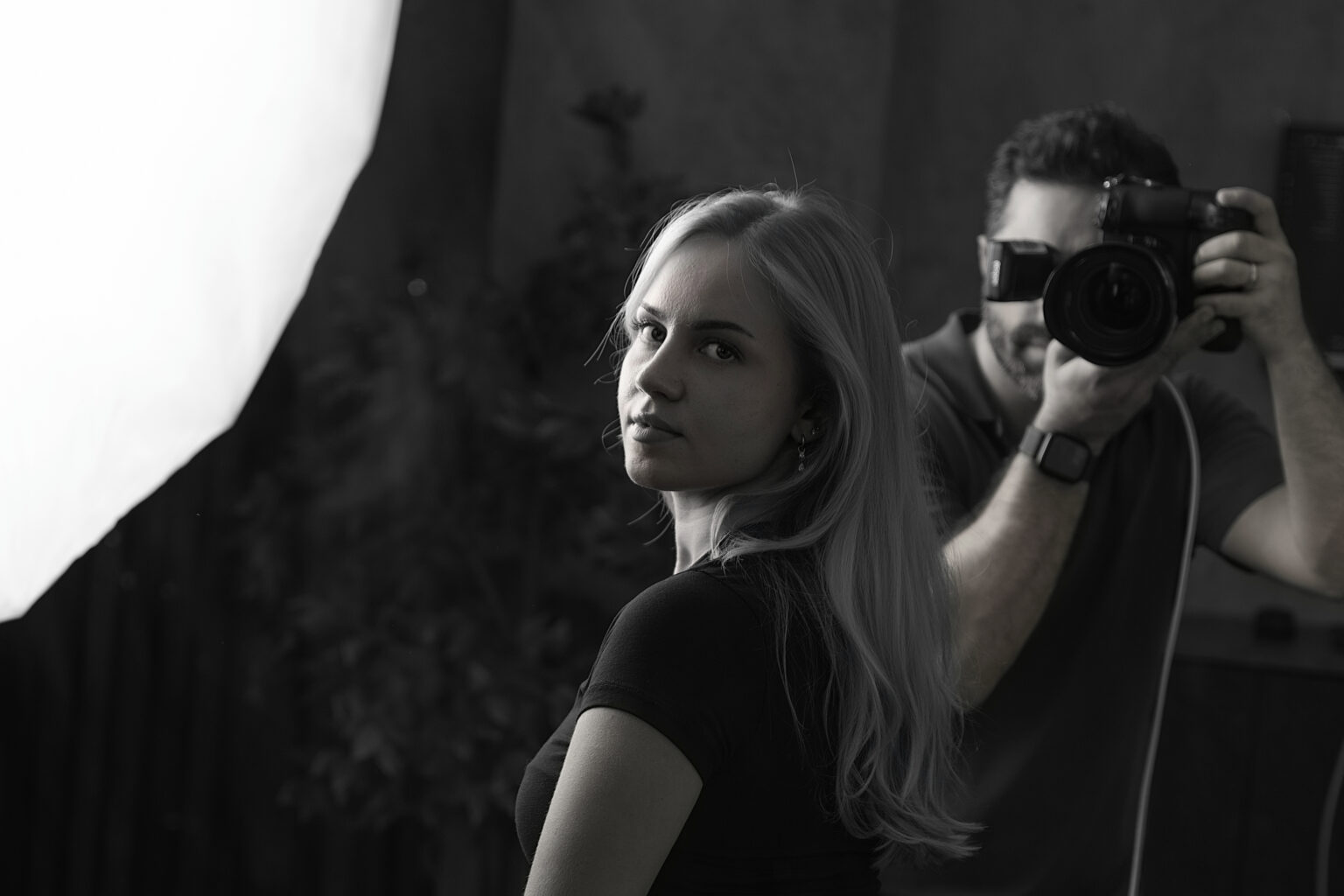 Shooting im Studio: Fotograf bei der Aufnahme eines Porträts