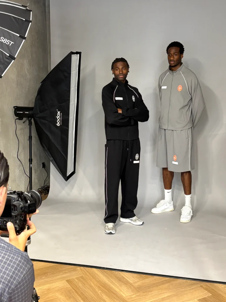 Sportshooting mit zwei Athleten vor grauem Hintergrund im Mietstudio