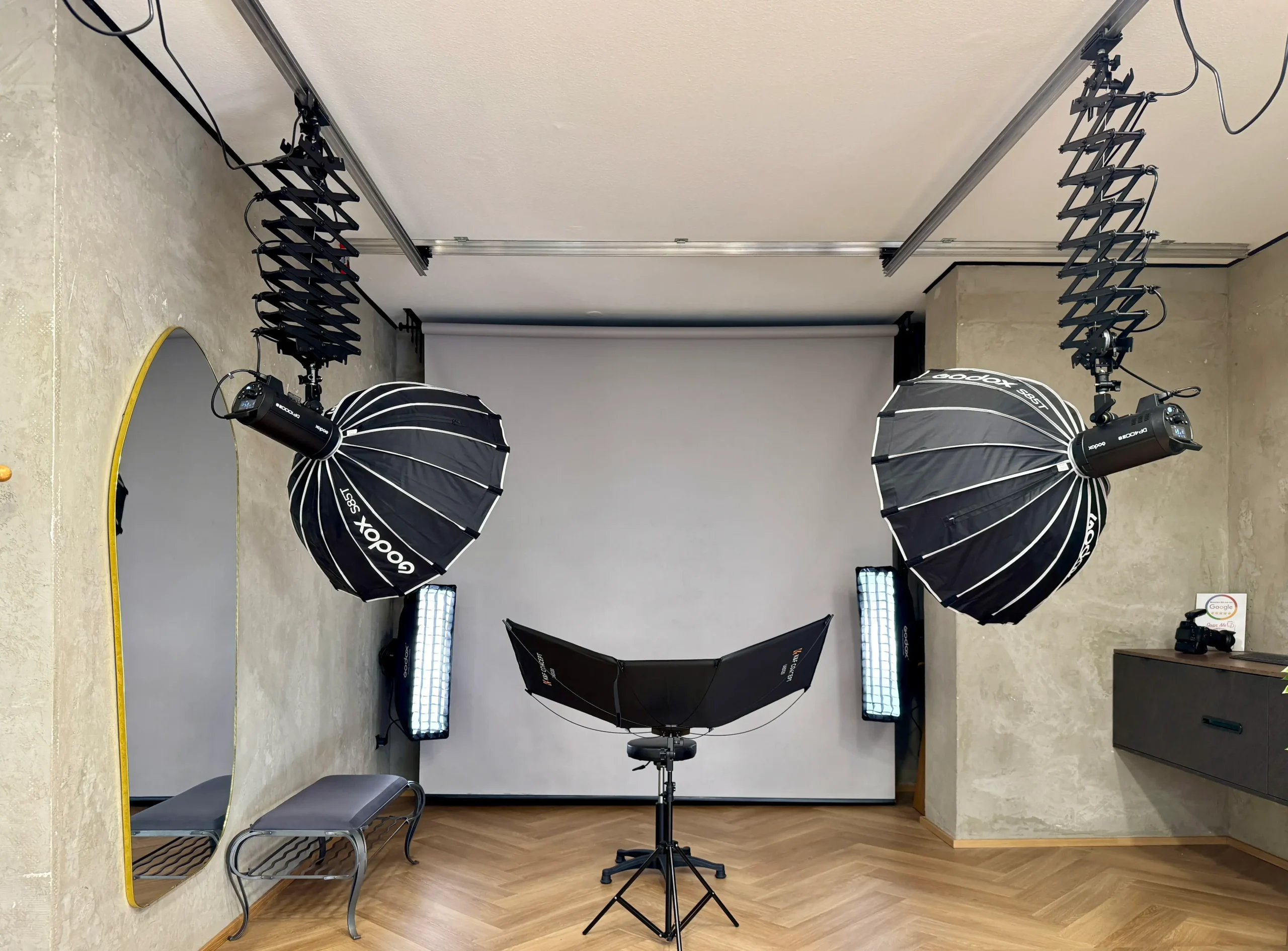 Mietstudio von Fotowest in Düsseldorf mit Godox-Blitzen an Deckenpantografen und grauem Hintergrund