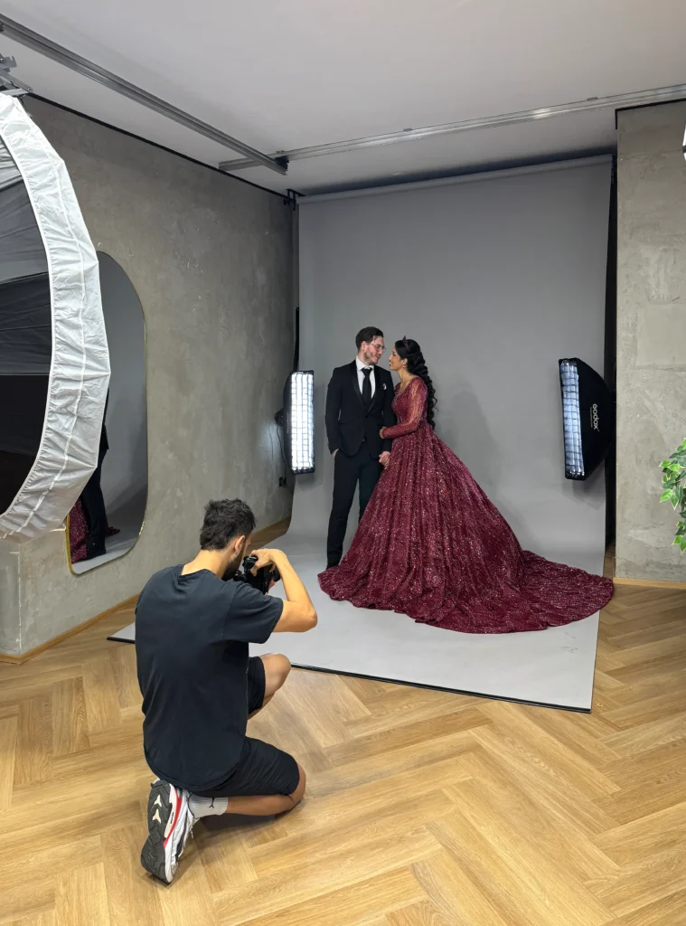 Hochzeitsshooting mit Brautpaar vor grauem Hintergrund im Mietstudio