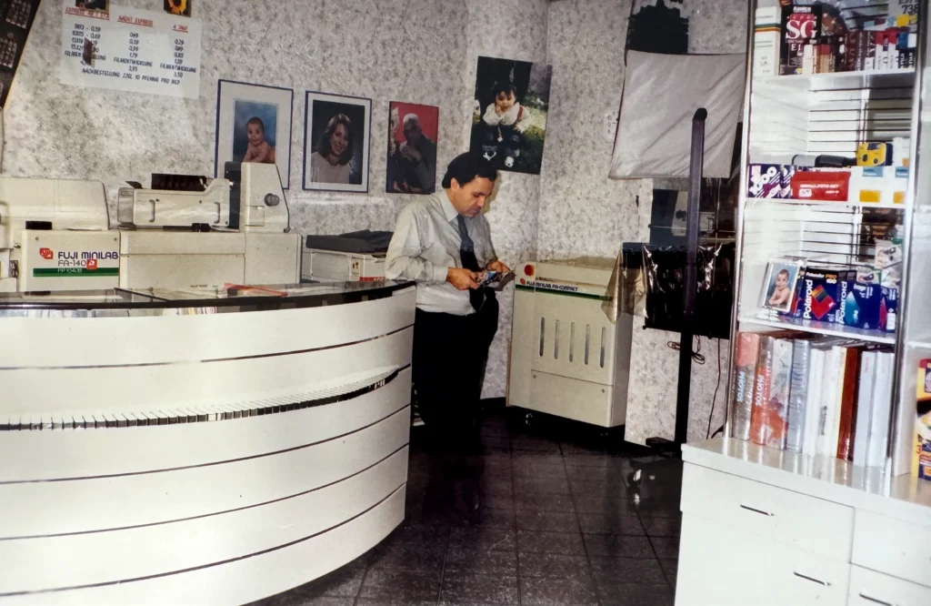 Das Fotolabor von Fotowest mit Fuji Minilab und geschwungener Ladentheke